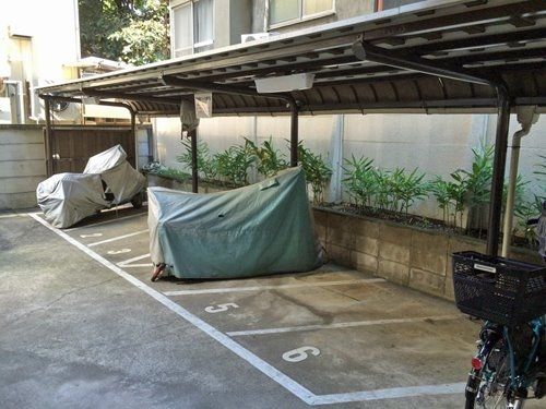 大型バイクも駐車可能なバイク置場 大型バイクも駐車可能なバイク置場