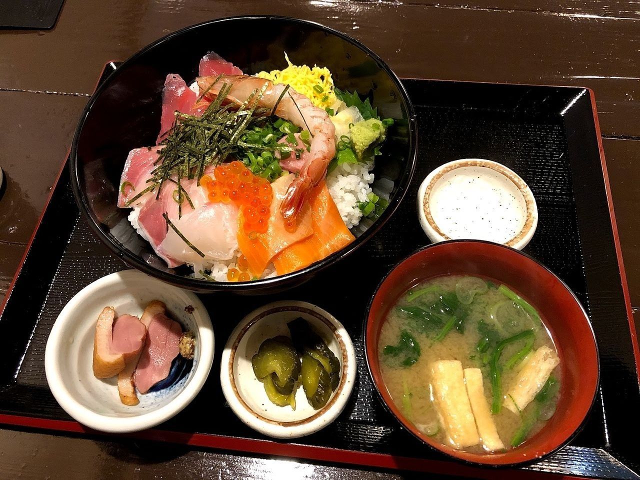 おまかせ海鮮丼　980円（税別）
