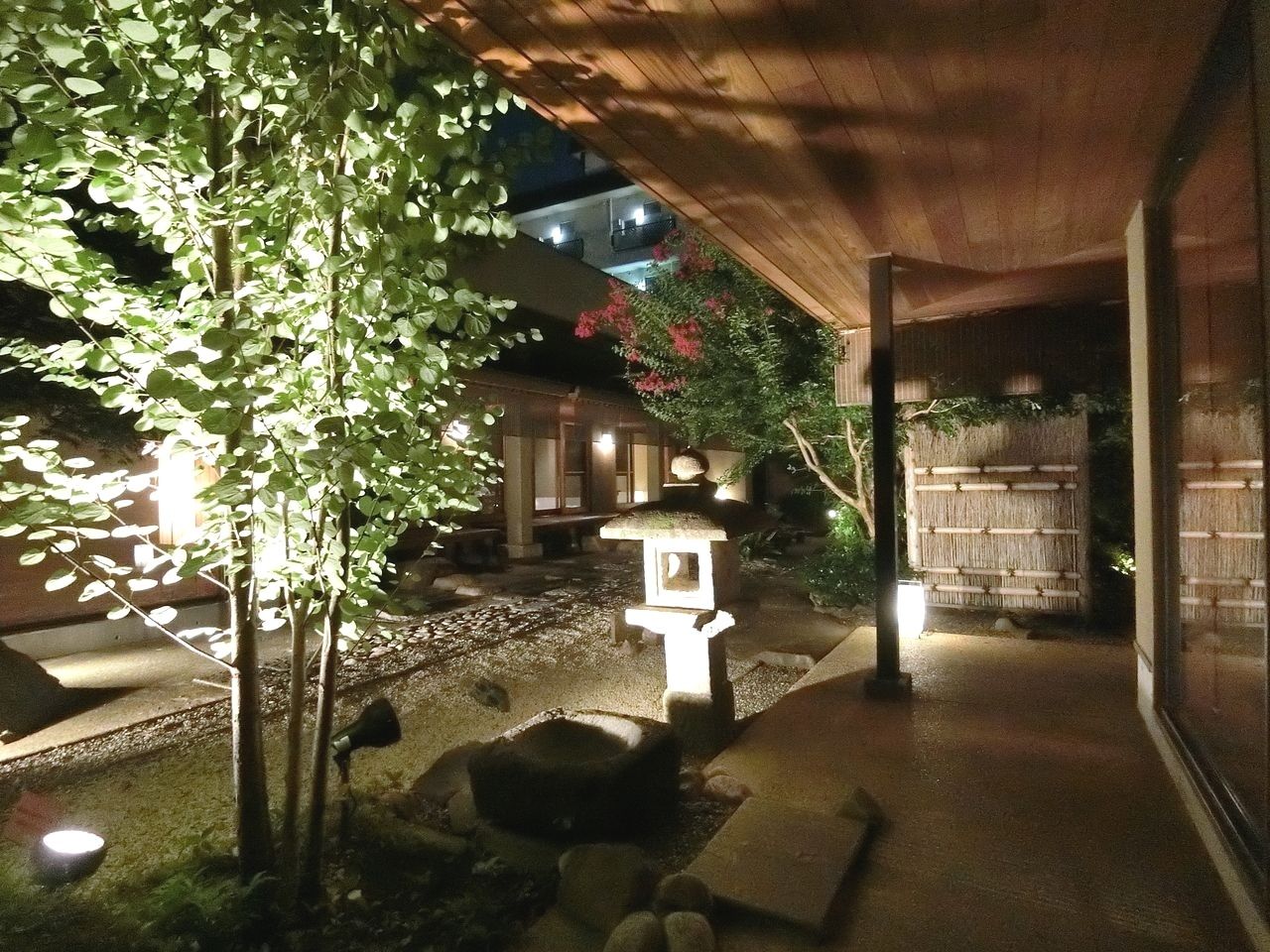 板橋区蓮根の会席料理「よし邑」の中庭