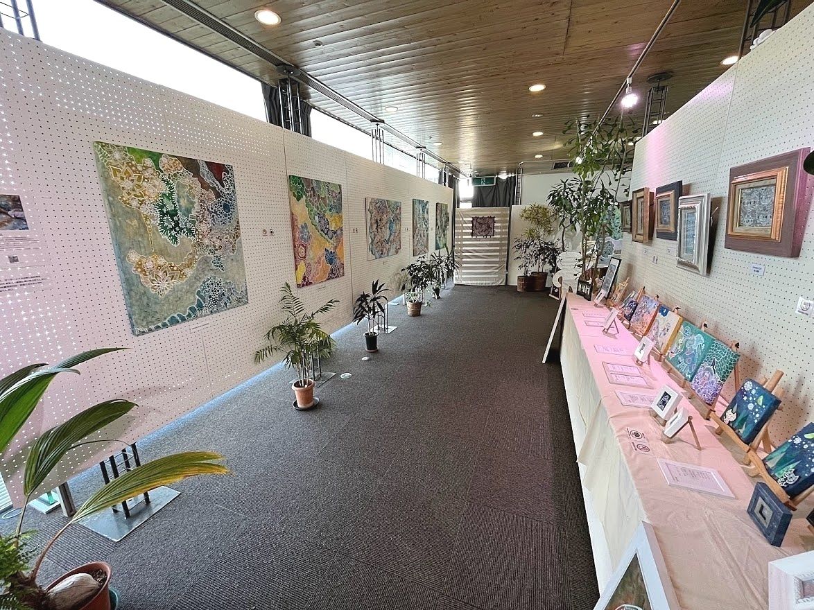白線画家「猫沢 八郎」さんの個展が高島平の熱帯環境植物館で開催中